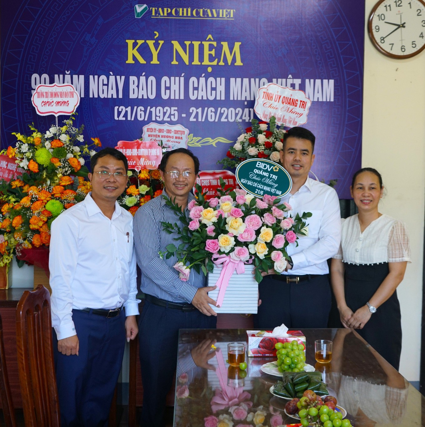 Ng&acirc;n h&agrave;ng Đầu tư v&agrave; Ph&aacute;t triển tặng hoa ch&uacute;c mừng